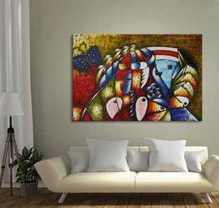 Moderne woonkamer met een off-white bank, abstract schilderij 'Picasso signature - Winter met Serafina', staande lamp en plant. Geschilderd met olieverf op zuurvrij canvas.