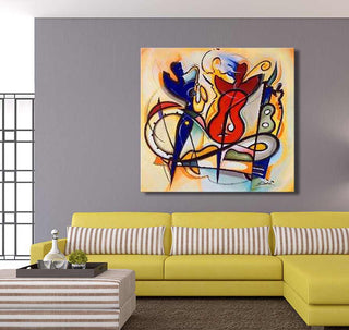 Pablo Picasso's schilderij Jazz hangt boven een gele bank, een abstract werk vol kleur en beweging, perfect voor moderne interieurs.