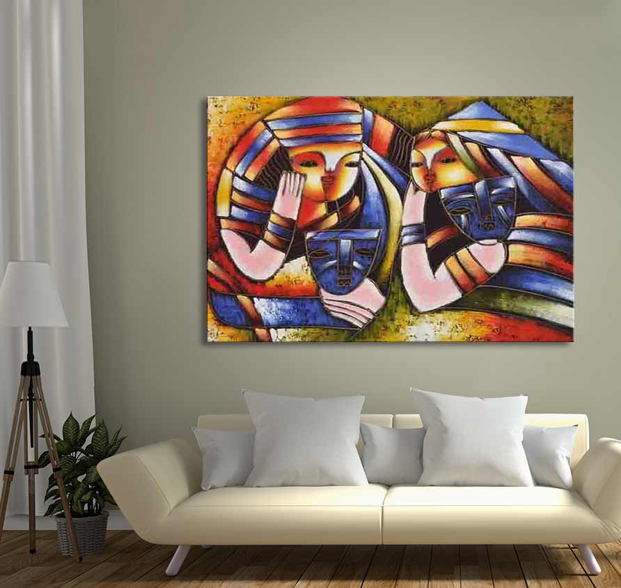 Schilderij Picasso signature - Annabella en Josephine, abstracte figuren met maskers. Kubistische stijl. Opgehangen boven een crèmekleurige bank in moderne woonkamer.