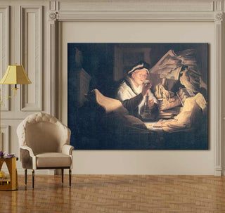 Rembrandt van Rijn – De Rijke Dwaas: Olieverfschilderij van een oude geleerde bij kaarslicht, gespannen op houten frame, klaar om op te hangen.