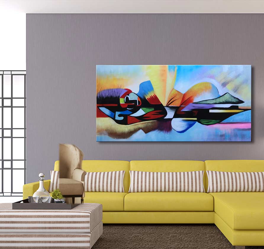 Slaap Boeddha – Olieverf op canvas: kleurrijk abstract doek in moderne woonkamer, gedrapeerd over grijze muur boven gele bank, met bijpassende gestreepte poef en accessoires.