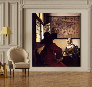 Johannes Vermeer – Officier met een Lachend Meisje: Klassiek olieverfschilderij op canvas, perfect voor interieurontwerp. Te zien in moderne zithoek met klassieke stijl.
