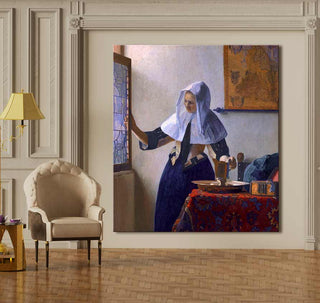 Johannes Vermeer – Jonge Vrouw met Waterkan, olieverfschilderij in een smaakvol ingerichte kamer, met fauteuil en lamp. Realistisch, barokke complexiteit, direct ophangbaar.