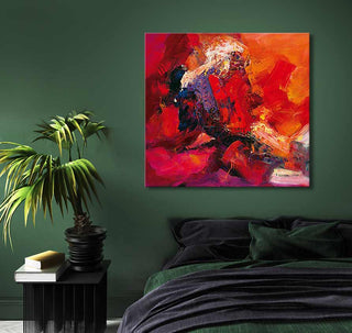 Handgeschilderd schilderij ‘Energetic Red’ op canvas, abstracte kleuren met paletmes, boven een bed in moderne slaapkamer, klaar om direct op te hangen.