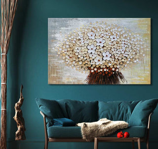 Schilderij Witte Bloemen met dikke olieverf op canvas in een moderne, gezellige woonkamer met een mid-century sofa en natuurlijke decoraties.