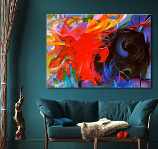 Franz Marc – Het Gevecht: A vibrant abstract oil painting with dynamic brushstrokes, showcased above a teal loveseat, enhancing modern interior design.
