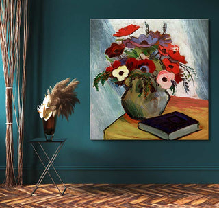August Macke's Anemonen en Blauw Boek, een handgeschilderd olieverfschilderij met levendige bloemen en een boek, hangt in een stijlvol interieur met moderne accenten.