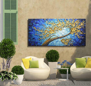 Twee witte stoelen met kussens rondom schilderij Tulpenboom in Bloei in een patiohoek vol planten. Olieverf op canvas, handgeschilderd, natuurkunst.