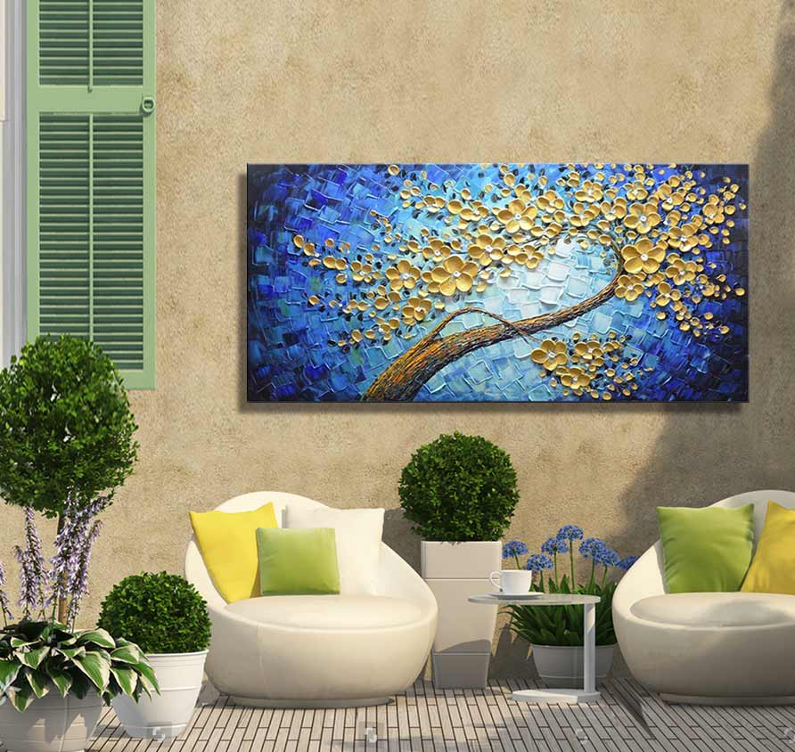 Twee witte stoelen met kussens rondom schilderij Tulpenboom in Bloei in een patiohoek vol planten. Olieverf op canvas, handgeschilderd, natuurkunst.