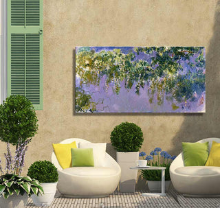 Claude Monet – Cypressen in Bloei: impressionistisch schilderij met bloeiende cyprestakken, opgehangen op een zonnig terras, omgeven door modern lounge meubilair en planten.