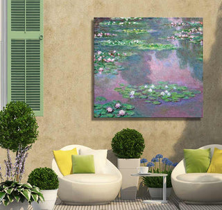 Monet-stijl waterlelieschilderij, Lotusbloemen bij Languedoc-Roussillon, handgeschilderd op canvas, opgehangen in een gezellige buitenruimte met moderne meubels en planten.