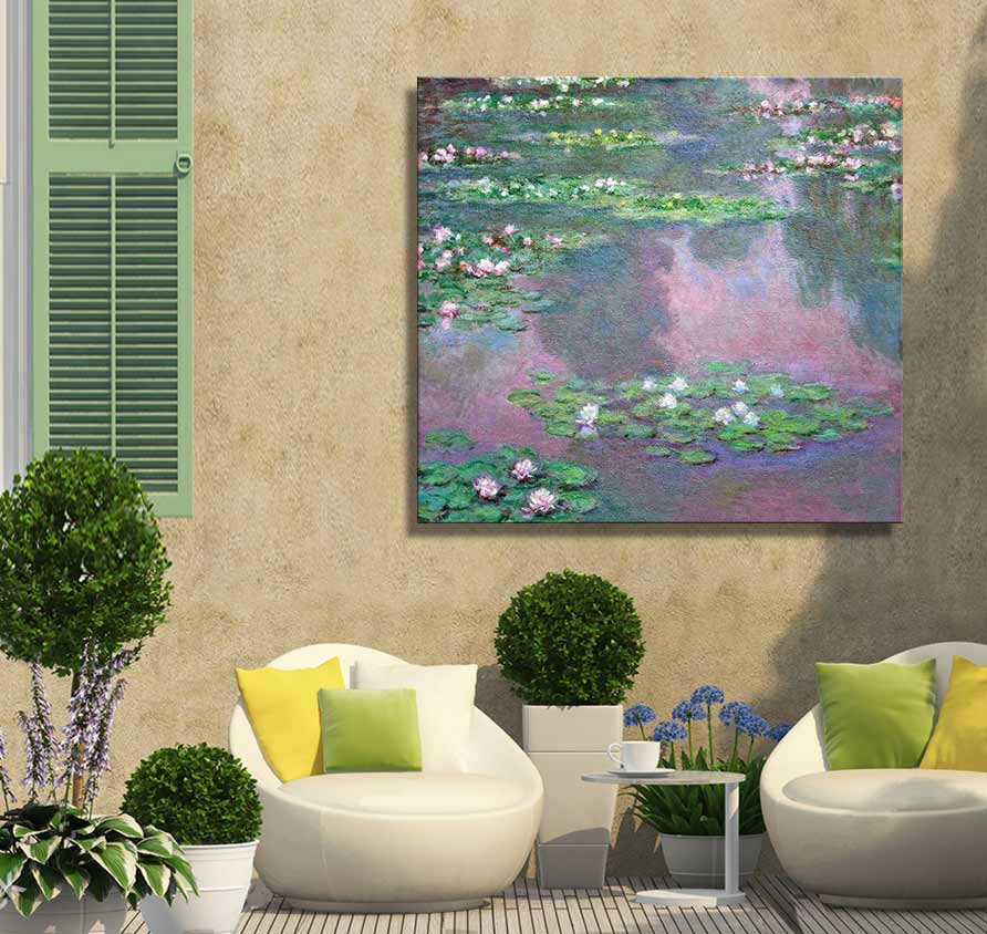 Monet-stijl waterlelieschilderij, Lotusbloemen bij Languedoc-Roussillon, handgeschilderd op canvas, opgehangen in een gezellige buitenruimte met moderne meubels en planten.
