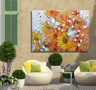 Twee lounge stoelen met schilderij 'Vlinders en Bloemen' erboven, kleurrijke bloemen en vlinders, dikke olieverf op canvas, perfect voor natuurkunstliefhebbers.