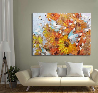 Handgeschilderd schilderij 'Vlinders en Bloemen' met levendige bloemen en vlinders, gepresenteerd in een moderne woonkamer. Geschilderd met dikke olieverf op canvas.
